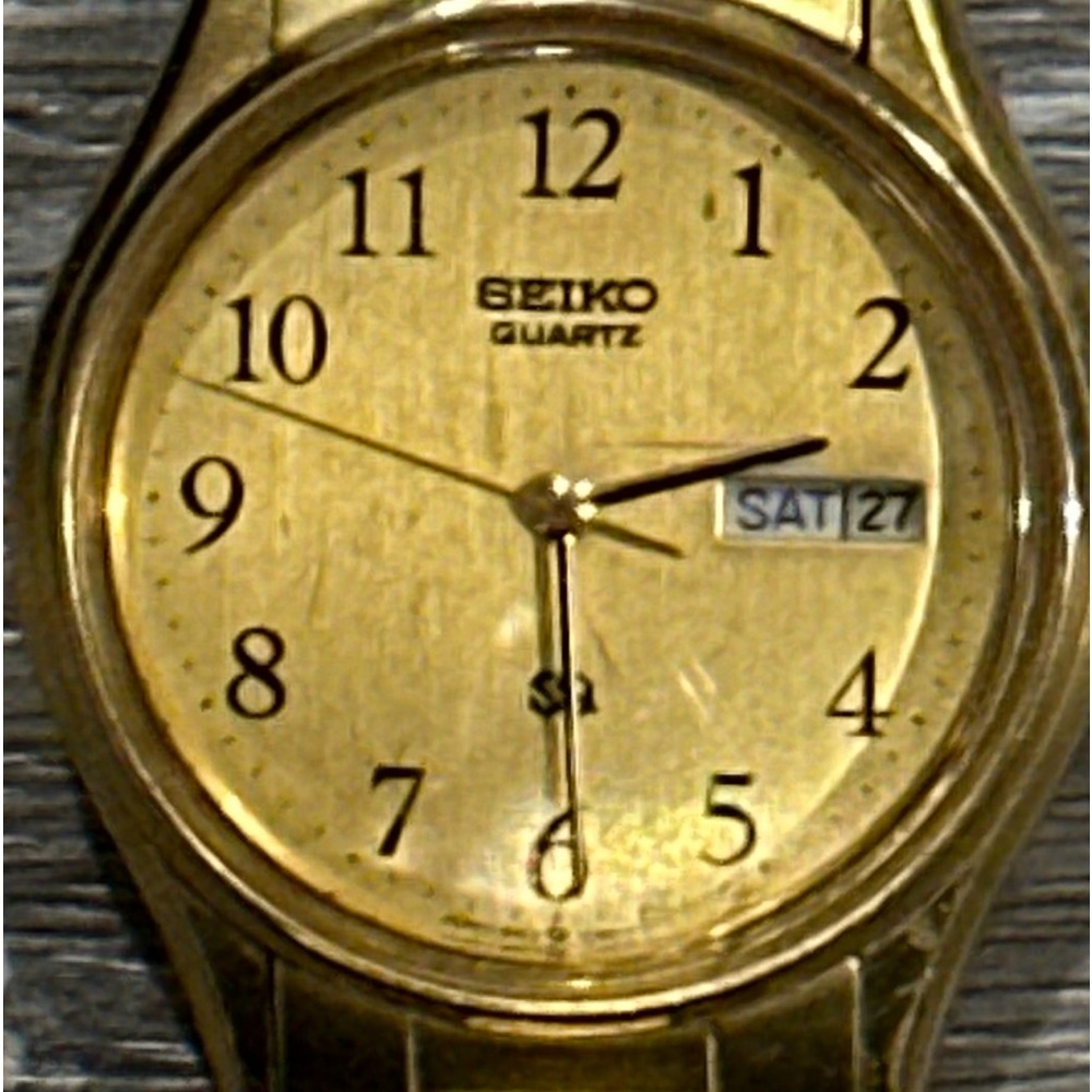 Women’s Seiko Kinetic Mineral Glass Gold Tone Water Resistant Wristwatch.